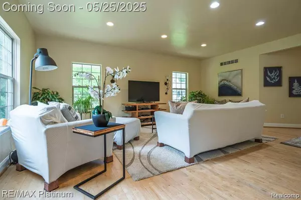 2038 PINE BLUFFS CT, Highland Twp, MI 48357