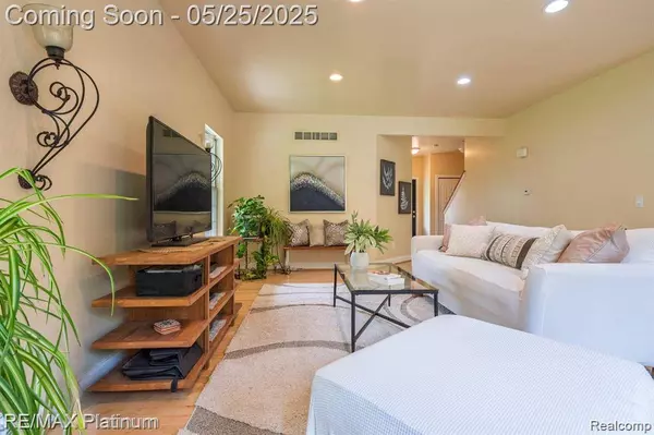 2038 PINE BLUFFS CT, Highland Twp, MI 48357