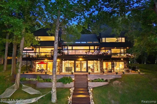 2095 BRIGHTON SHORES Trail, Genoa Twp, MI 48843