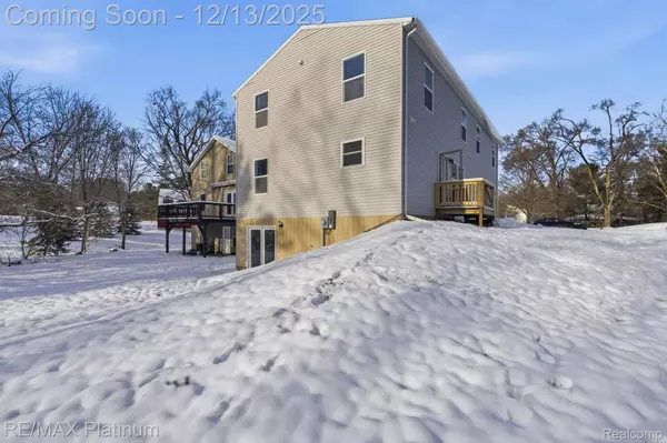 2424 Fisher RD, Howell, MI 48855