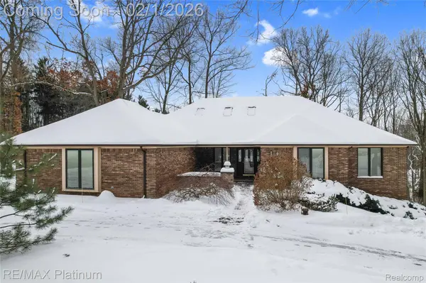 8760 Dann DR, Brighton, MI 48114