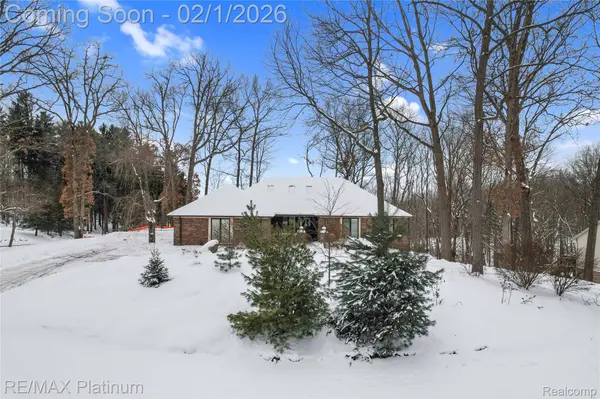 8760 Dann DR, Brighton, MI 48114