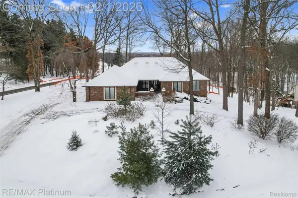 8760 Dann DR, Brighton, MI 48114