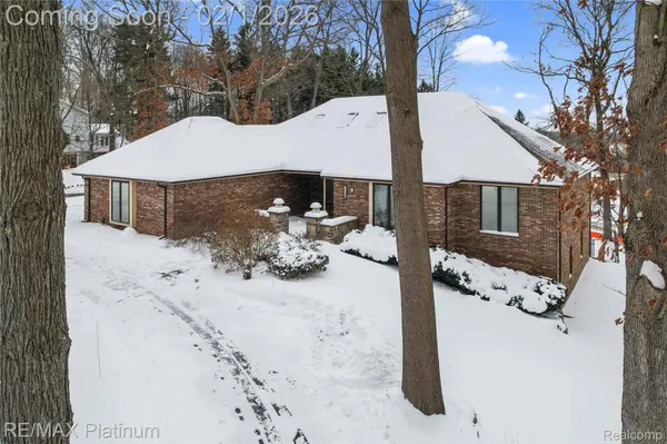 8760 Dann DR, Brighton, MI 48114