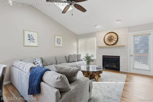 1239 Cedarwood DR, Brighton, MI 48116
