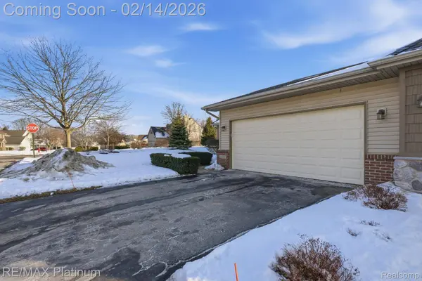 1239 Cedarwood DR, Brighton, MI 48116