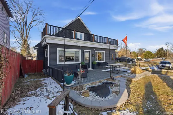 4960 Cooley Lake RD, Waterford Charter Township, MI 48327