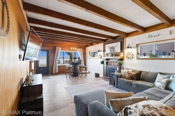 4960 Cooley Lake RD, Waterford Charter Township, MI 48327