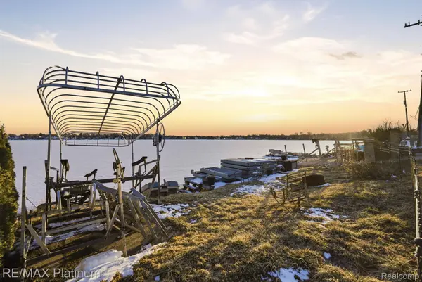 4960 Cooley Lake RD, Waterford Charter Township, MI 48327