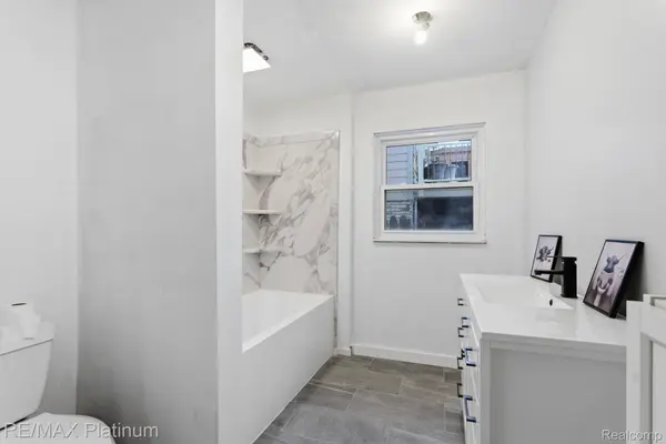 4960 Cooley Lake RD, Waterford Charter Township, MI 48327