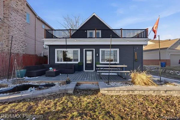 4960 Cooley Lake RD, Waterford Charter Township, MI 48327