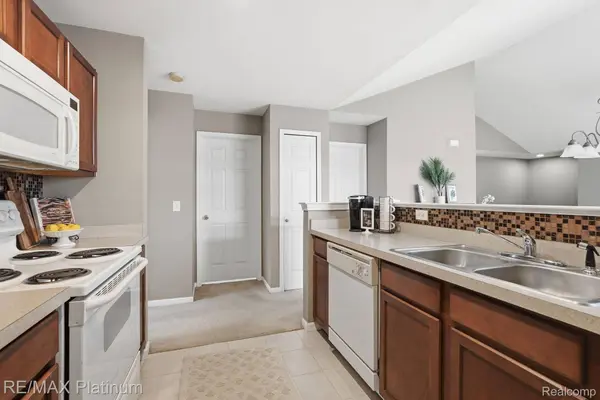 556 Olde English CIR #94, Howell Township, MI 48855