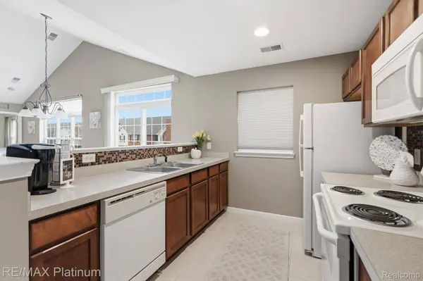 556 Olde English CIR #94, Howell Township, MI 48855