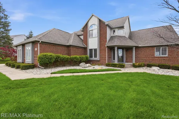 9167 Rotondo DR, Hartlandtownship_livingston, MI 48855