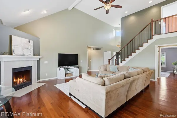 9167 Rotondo DR, Hartlandtownship_livingston, MI 48855