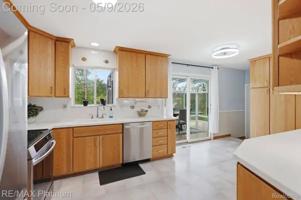 10469 Cooley Lake RD, Commercechartertownship_oakland, MI 48382