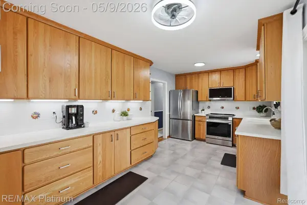 10469 Cooley Lake RD, Commercechartertownship_oakland, MI 48382