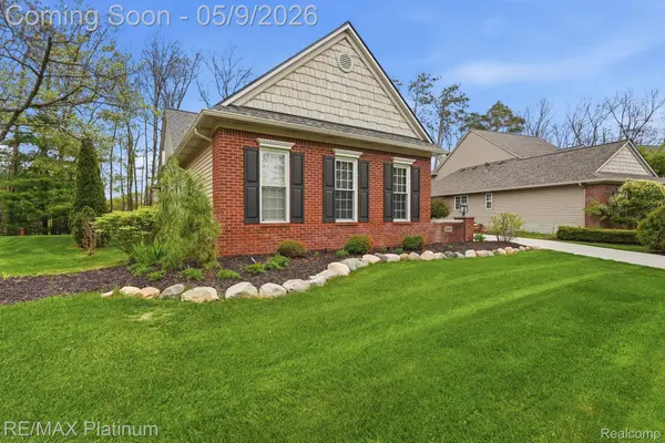 2508 Signature DR, Hamburg Township, MI 48169