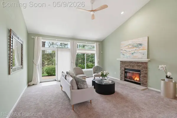 2508 Signature DR, Hamburg Township, MI 48169