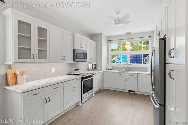 2508 Signature DR, Hamburg Township, MI 48169