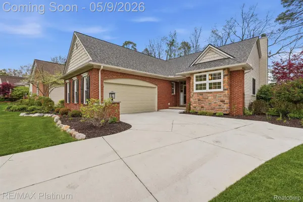 2508 Signature DR, Hamburg Township, MI 48169