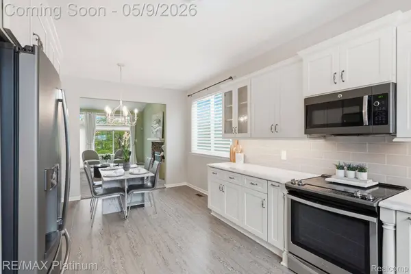 2508 Signature DR, Hamburg Township, MI 48169