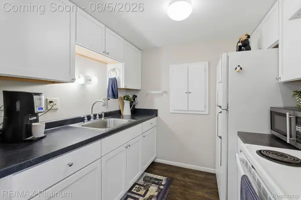 25323 Franklin TER, South Lyon, MI 48178