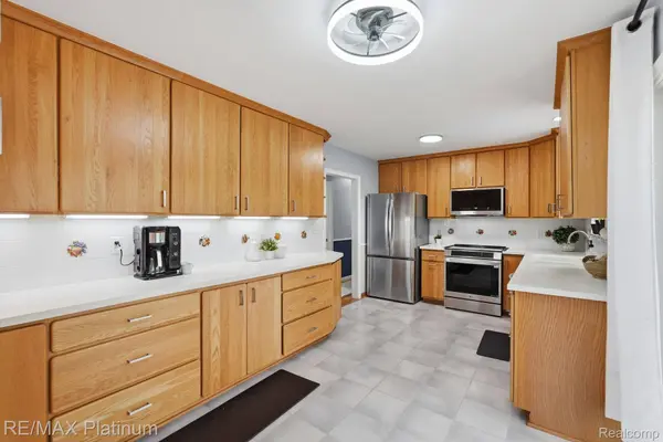 10469 Cooley Lake RD, Commerce Charter Township, MI 48382