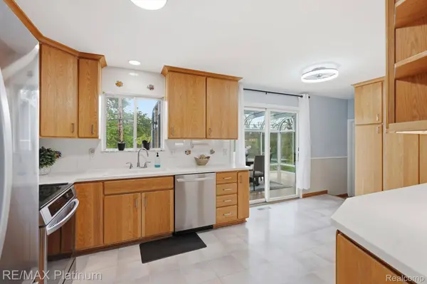 10469 Cooley Lake RD, Commerce Charter Township, MI 48382