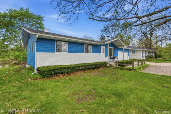 10469 Cooley Lake RD, Commerce Charter Township, MI 48382