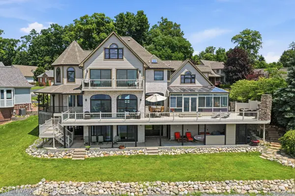 997 Thompson Shore DR, Oceola Township, MI 48843