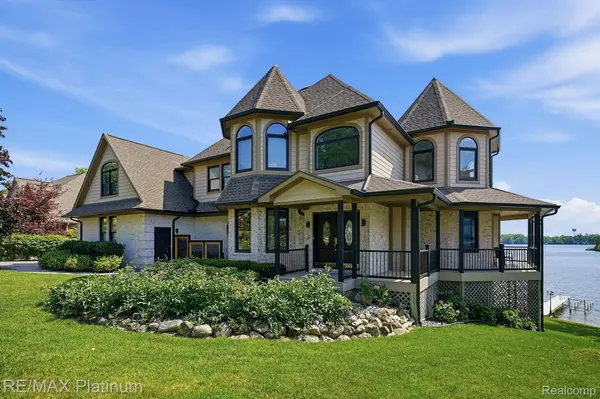 997 Thompson Shore DR, Oceola Township, MI 48843