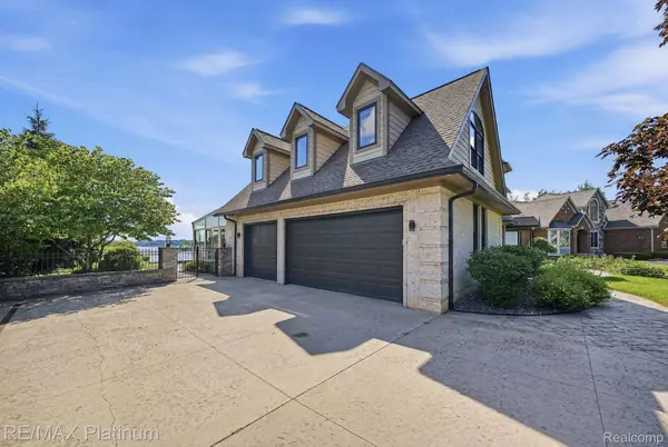 997 Thompson Shore DR, Oceola Township, MI 48843