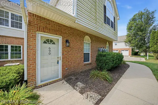 690 Olde English CIR, Howell Township, MI 48855