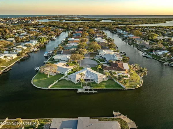 132 Yacht Haven DR, Cocoa Beach, FL 32931