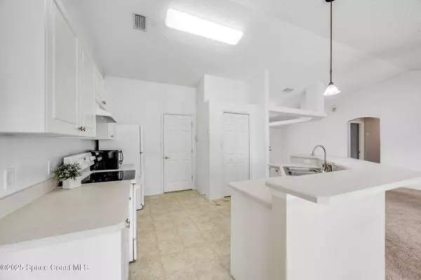 735 Crestline LN NE, Palm Bay, FL 32907