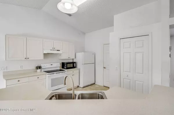 735 Crestline LN NE, Palm Bay, FL 32907