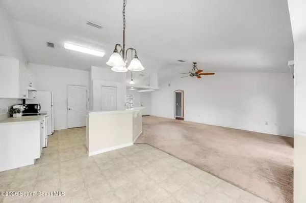 735 Crestline LN NE, Palm Bay, FL 32907