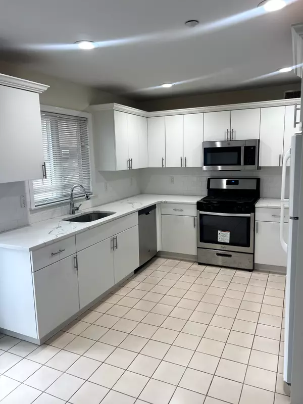 Harrison, NY 10528,37 Oak St