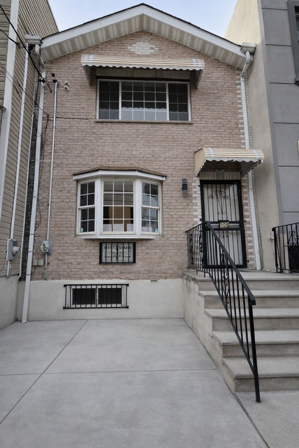 508 Warwick St, Brooklyn, NY 11207-4415