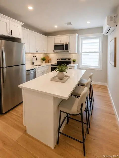 1810 Tomlinson Ave, Bronx, NY 10461-1419
