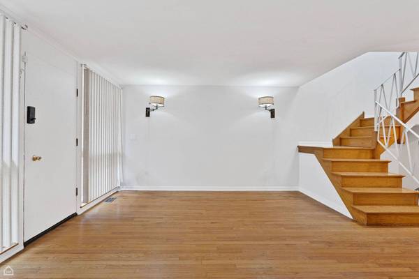 1652 W Jarvis AVE, Chicago, IL 60626