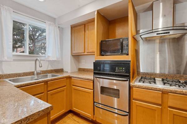 1652 W Jarvis AVE, Chicago, IL 60626