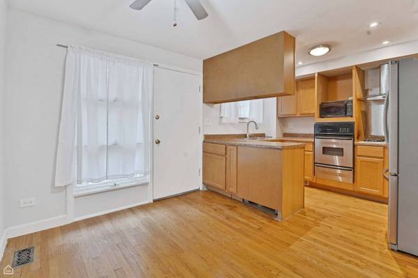 1652 W Jarvis AVE, Chicago, IL 60626