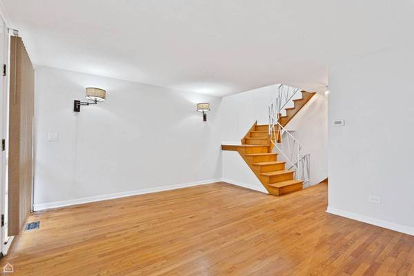 1652 W Jarvis AVE, Chicago, IL 60626