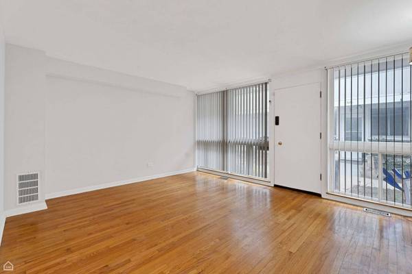 1652 W Jarvis AVE, Chicago, IL 60626