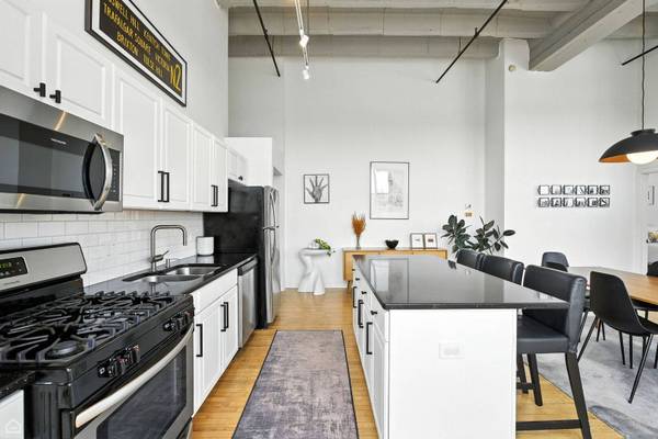 1601 W SCHOOL ST #302, Chicago, IL 60657