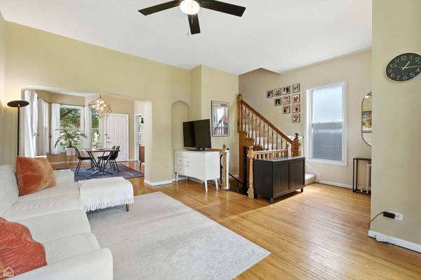 3313 N Sacramento AVE, Chicago, IL 60618