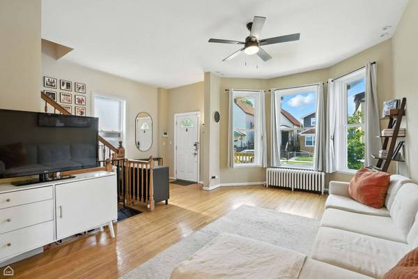 3313 N Sacramento AVE, Chicago, IL 60618
