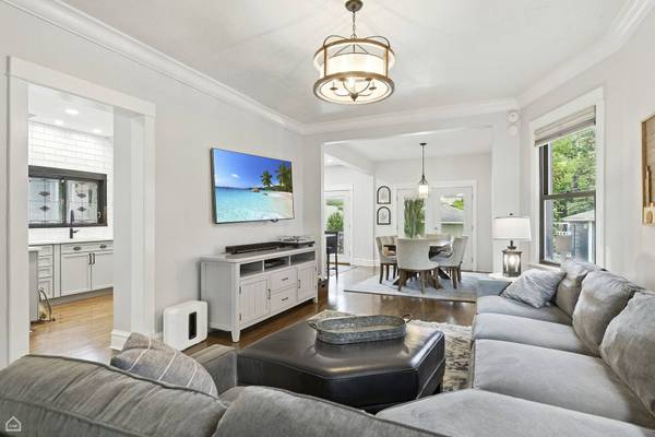 4450 W Byron ST, Chicago, IL 60641